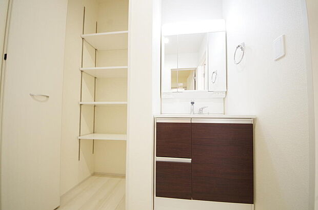 家族全員で利用するパブリックスペースとなりますので、鏡周りの収納ですっきり洗面台がご利用いただけます