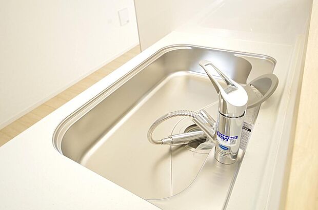 キッチンの水栓はホースが伸びますので、大きな鍋も楽に洗う事が出来ます。また、浄水器もビルトインです。