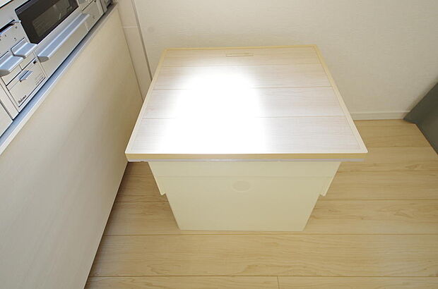 ミネラルウォーター、缶詰、非常食のストックに便利です。空間を有効に利用した収納です。