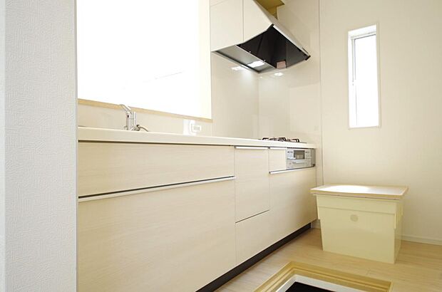 リビング　ダイニング全体が見渡せるキッチンは、リビングのお子様の様子を見守りながら家事ができます。