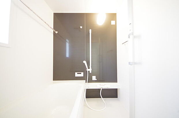 １日の疲れを癒す大切な場所です。追焚き機能も付いておりますので、帰りが遅くなっても安心できます。