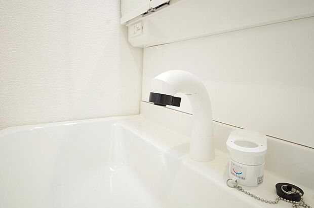 洗面台の給水口はホースが伸びるので朝シャン出来ます。シングルレバーでお湯の温度も楽々調整出来ます。