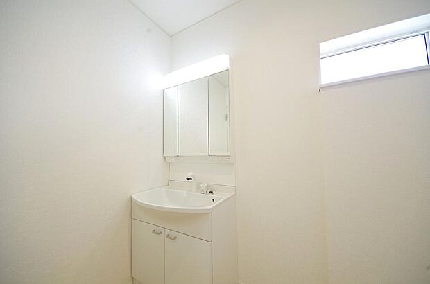 家族全員で利用するパブリックスペースとなりますので、鏡周りの収納ですっきり洗面台がご利用いただけます