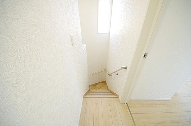階段には手すりを標準装備することで、お子様やご高齢者の安全性にも配慮しております。