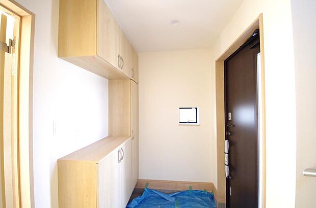 棚板が多く、沢山のの靴が収納可能。棚板は稼働可能ですのでブーツやヒールの高い靴も収納でき便利です。