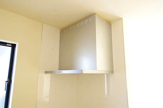 キッチン上部には、ブーツ型の照明付きのレンジフードが標準装備されております。