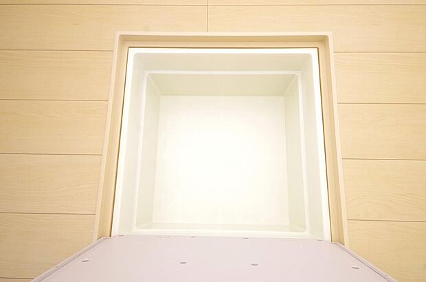 ミネラルウォーター、缶詰、非常食のストックに便利です。空間を有効に利用した収納です。