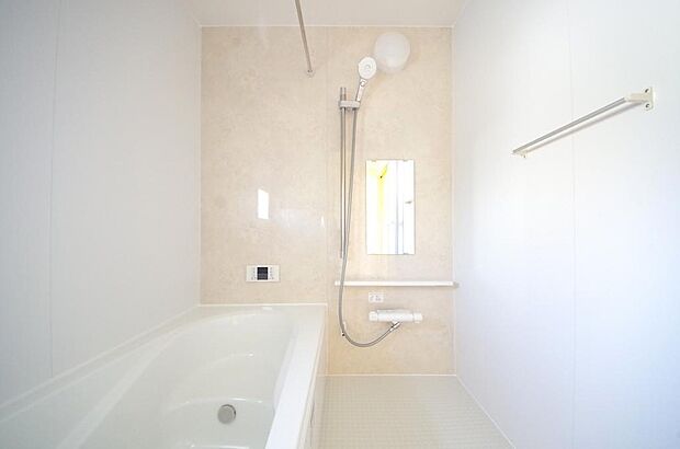 心地よい入浴タイムを追求した大きな浴槽とアクセントパネルで、より高級感が演出されます。