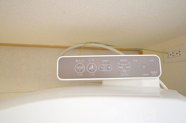 トイレでの洗浄、水量、水温などの機能はリモコンでラクに操作できます。人気の設備の一つです。