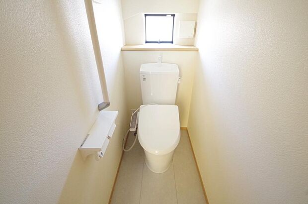 少ない水を有効に使って、汚れも効率よく洗浄します。便器は奥までふちのない掃除がしやすい形状です。