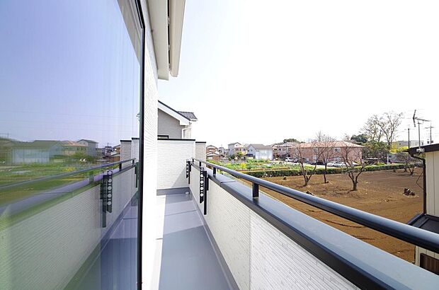 陽光あふれるバルコニーは、たくさんの光を浴びることができるのでお洗濯物やお布団もしっかり干せます。