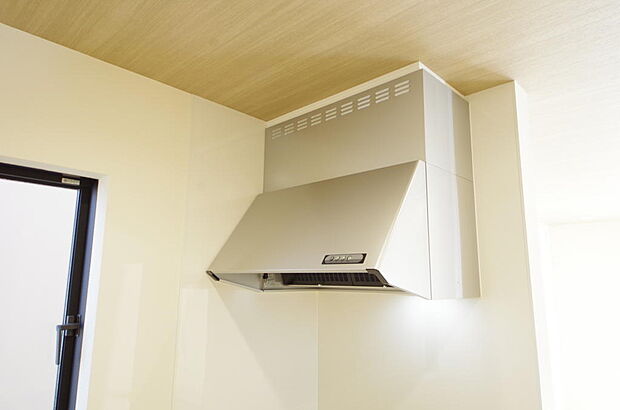キッチン上部には、ブーツ型の照明付きのレンジフードが標準装備されております。