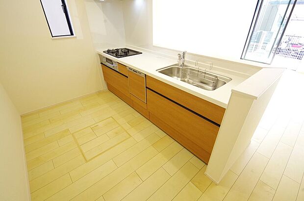 キッチンには耐久性が高く、お手入れも簡単で人工大理石トップを採用して、キッチンを優雅に演出しました。