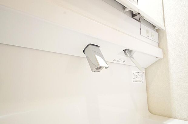 洗面台の給水口はホースが伸びるので朝シャン出来ます。シングルレバーでお湯の温度も楽々調整出来ます。