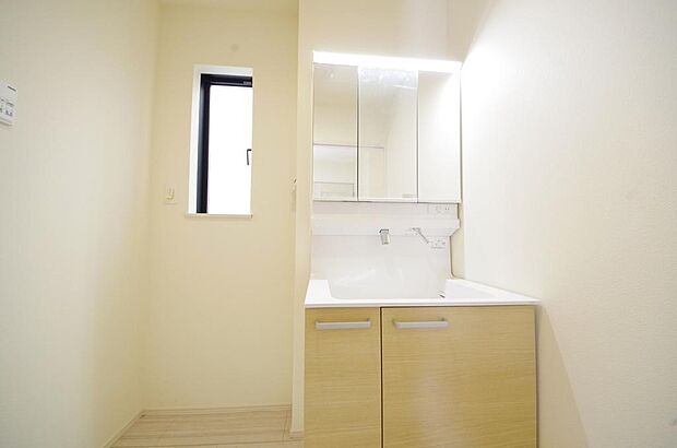 家族全員で利用するパブリックスペースとなりますので、鏡周りの収納ですっきり洗面台がご利用いただけます