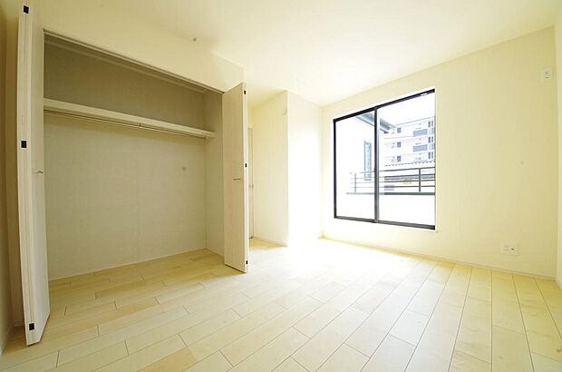 木の質感が優しい床材と豊富な収納が特徴的な、心に温かさを感じる内装です。