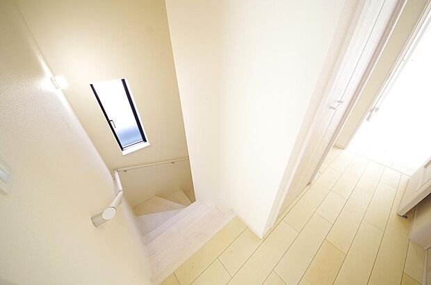 階段には手すりを標準装備することで、お子様やご高齢者の安全性にも配慮しております。