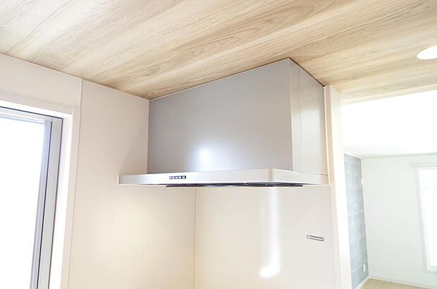 キッチン上部には、ブーツ型の照明付きのレンジフードが標準装備されております。