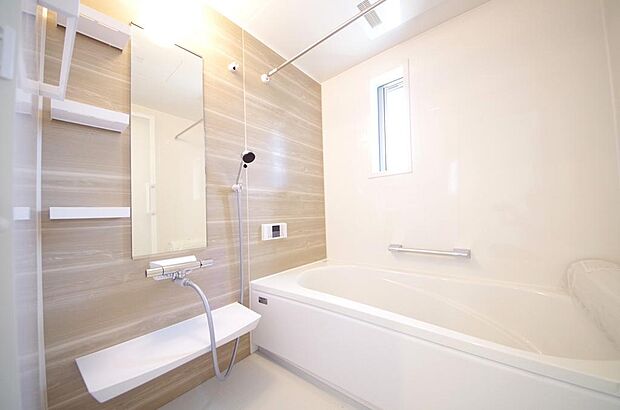 １日の疲れを癒す大切な場所です。追焚き機能も付いておりますので、帰りが遅くなっても安心できます。