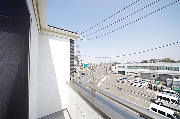 陽光あふれるバルコニーは、たくさんの光を浴びることができるのでお洗濯物やお布団もしっかり干せます。