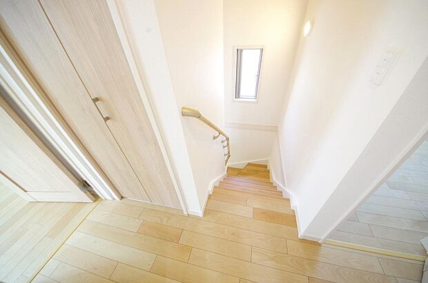 階段には手すりを標準装備することで、お子様やご高齢者の安全性にも配慮しております。