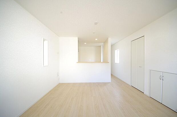 明るい陽光が差し込み開放的なリビング　ダイニングを演出し、ゆとりある空間はご満足いただけます。