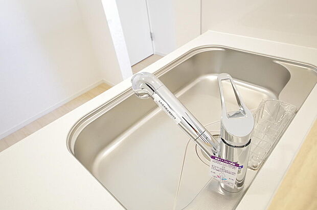 キッチンの水栓はホースが伸びますので、大きな鍋も楽に洗う事が出来ます。また、浄水器もビルトインです。