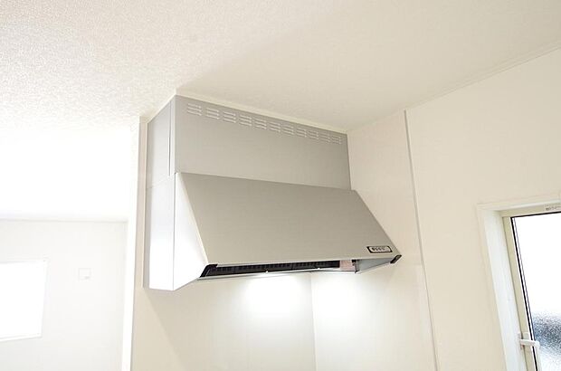 キッチン上部には、ブーツ型の照明付きのレンジフードが標準装備されております。