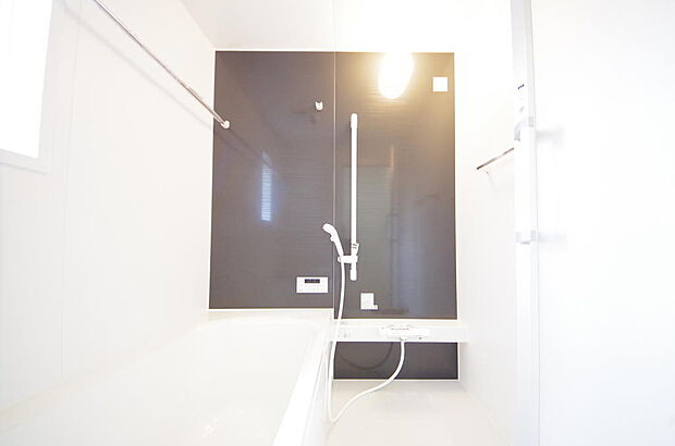 １日の疲れを癒す大切な場所です。追焚き機能も付いておりますので、帰りが遅くなっても安心できます。