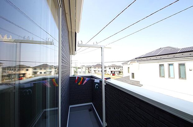 陽光あふれるバルコニーは、たくさんの光を浴びることができるのでお洗濯物やお布団もしっかり干せます。