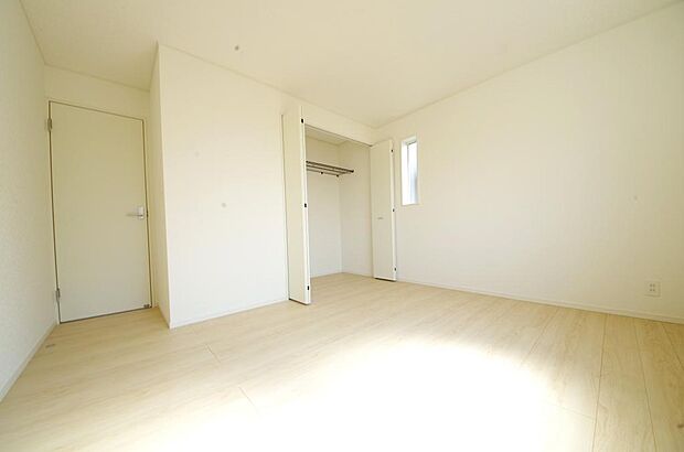 木の質感が優しい床材と豊富な収納が特徴的な、心に温かさを感じる内装です。