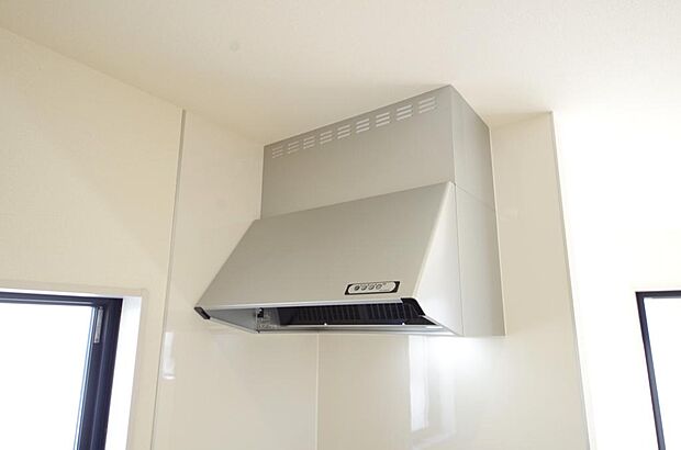 キッチン上部には、ブーツ型の照明付きのレンジフードが標準装備されております。