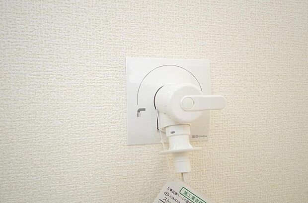 洗濯機用の給水口には蛇口ではなく、全自動洗濯機が設置できる専用の給水口が設置されております。