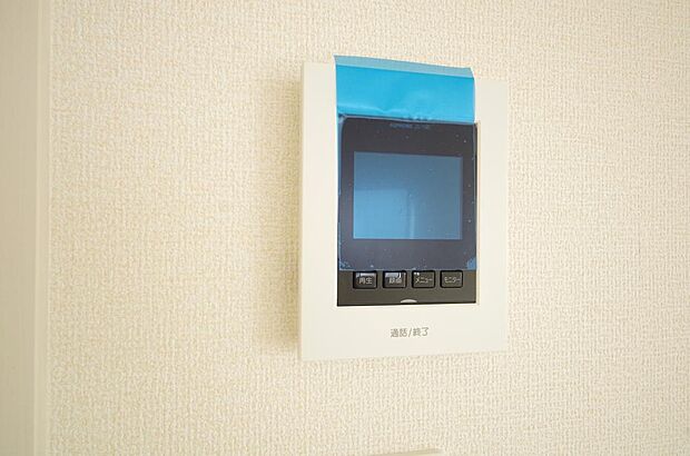 来訪者を映像と音声で確認可能なので、煩わしいセールスにも住戸内で対話可能です。