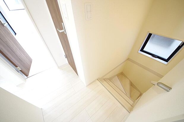 階段には手すりを標準装備することで、お子様やご高齢者の安全性にも配慮しております。