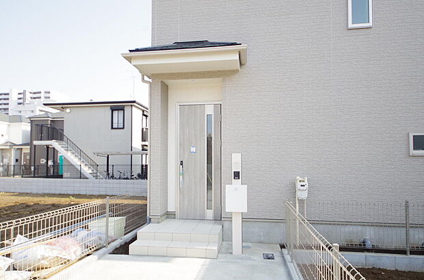 玄関はいわばその邸宅の顔です。だからこそ、迎賓のためにしつらえを細部まで施しました。