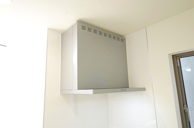 キッチン上部には、スッキリとしたスリム型レンジフードが標準装備されております。