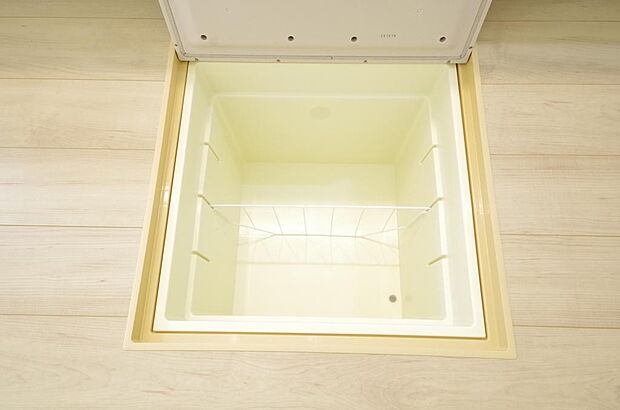 ミネラルウォーター、缶詰、非常食のストックに便利です。空間を有効に利用した収納です。