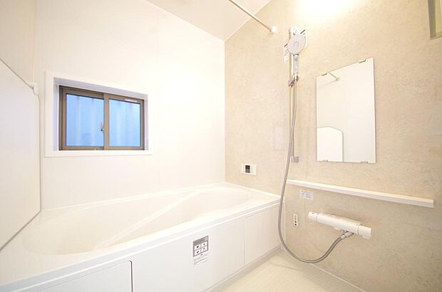 心地よい入浴タイムを追求した大きな浴槽とアクセントパネルで、より高級感が演出されます。