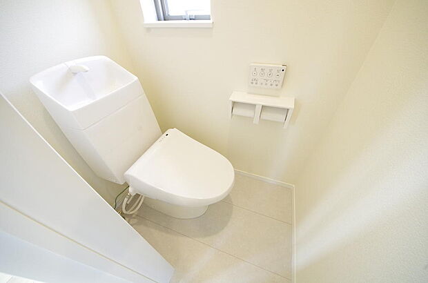 少ない水を有効に使って、汚れも効率よく洗浄します。便器は奥までふちのない掃除がしやすい形状です。