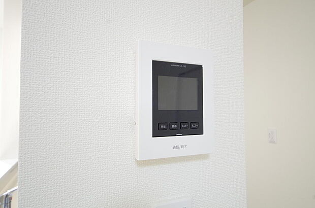 来訪者を映像と音声で確認可能なので、煩わしいセールスにも住戸内で対話可能です。