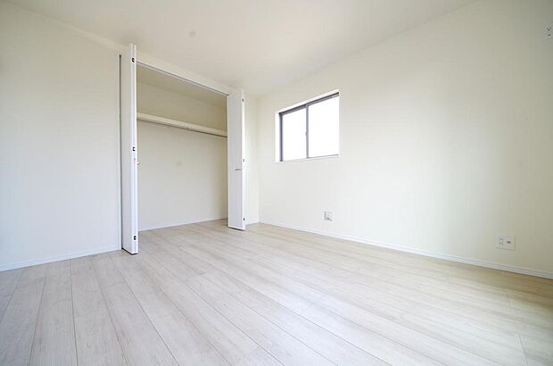 木の質感が優しい床材と豊富な収納が特徴的な、心に温かさを感じる内装です。
