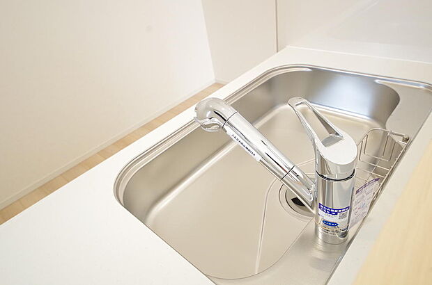 キッチンの水栓はホースが伸びますので、大きな鍋も楽に洗う事が出来ます。また、浄水器もビルトインです。