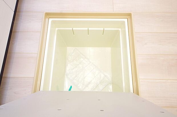 ミネラルウォーター、缶詰、非常食のストックに便利です。空間を有効に利用した収納です。