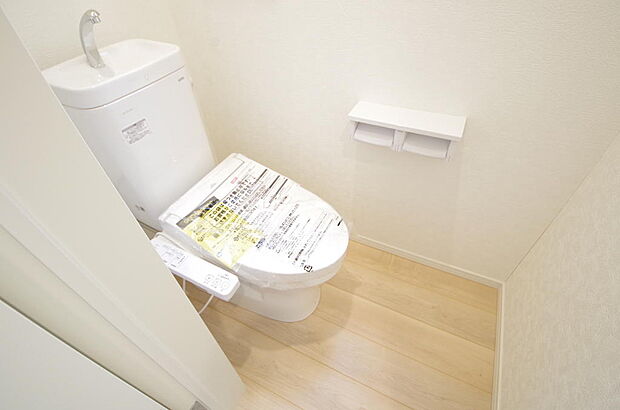 少ない水を有効に使って、汚れも効率よく洗浄します。便器は奥までふちのない掃除がしやすい形状です。