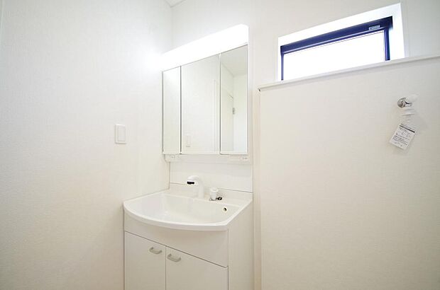 家族全員で利用するパブリックスペースとなりますので、鏡周りの収納ですっきり洗面台がご利用いただけます