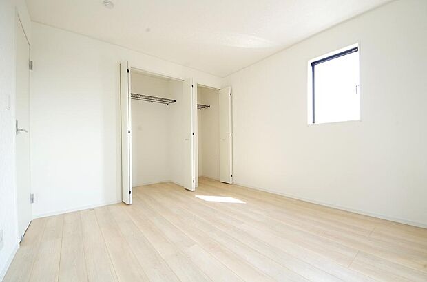 木の質感が優しい床材と豊富な収納が特徴的な、心に温かさを感じる内装です。