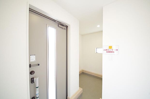 棚板が多く、沢山の靴が収納可能。棚板は稼働可能ですのでブーツやヒールの高い靴も収納でき便利です。