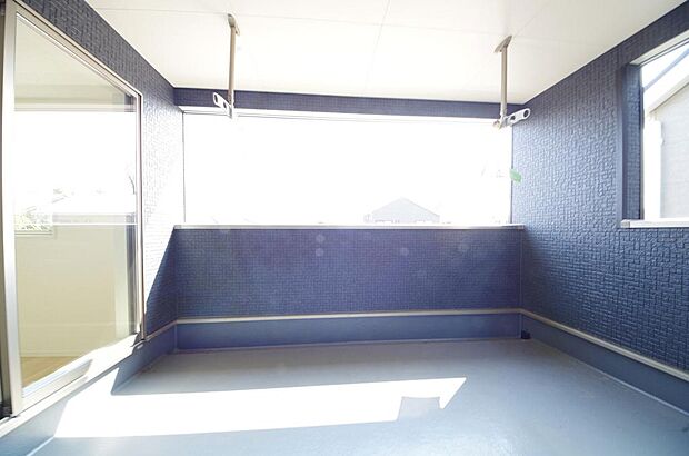 陽光あふれるバルコニーは、たくさんの光を浴びることができるのでお洗濯物やお布団もしっかり干せます。