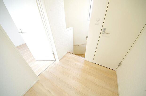 階段には手すりを標準装備することで、お子様やご高齢者の安全性にも配慮しております。